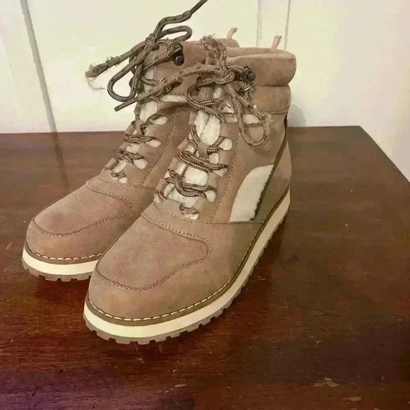 Never been work Old Navy faux fur hiking boots size 9 - Picture 1 of 12